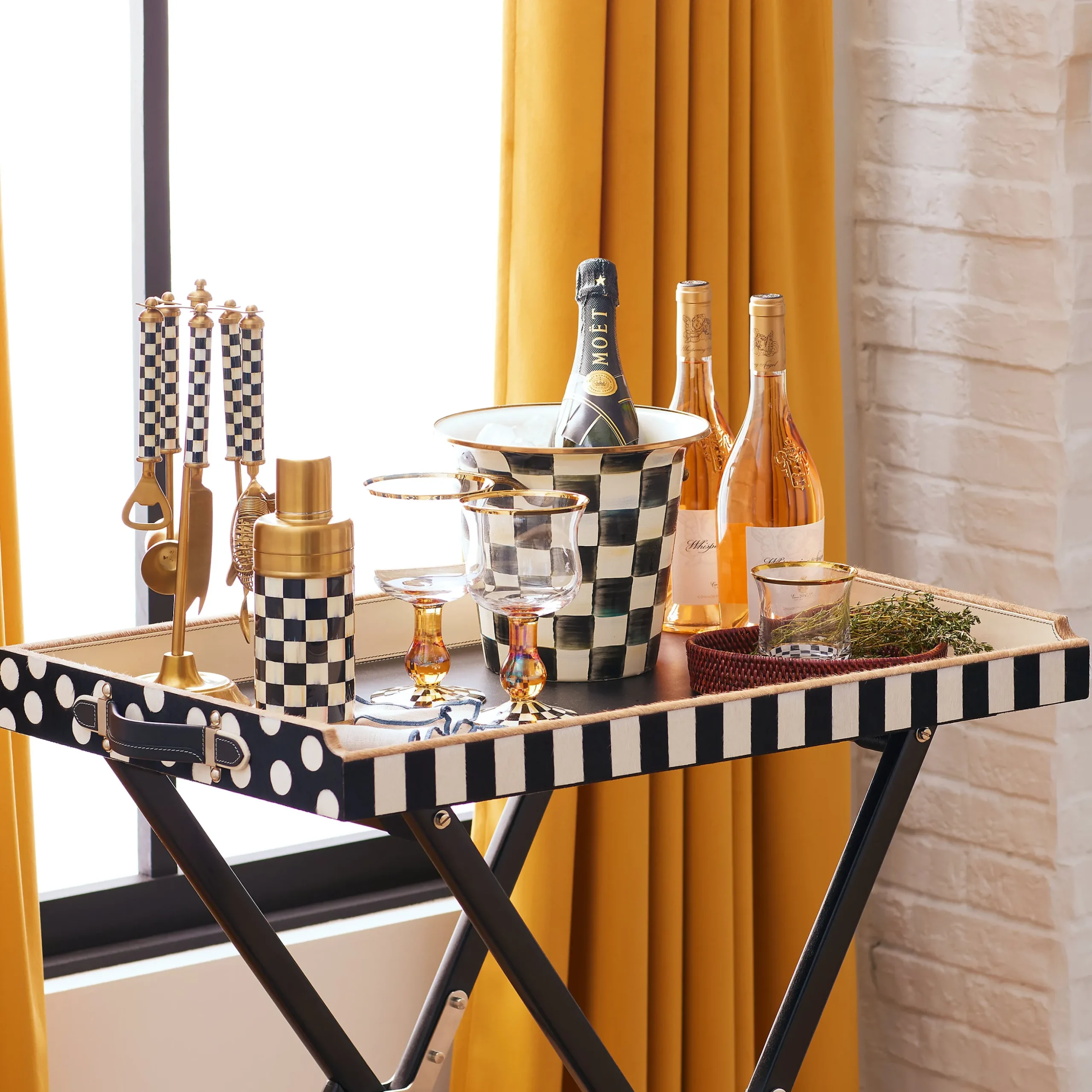 Courtly Check Wine Glass